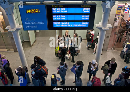 London, UK. 17. Januar 2015. Passagiere-Warteschlange in St. Pancras Station, London, England UK als es wird angekündigt, dass alle Eurostar-Züge im Eurotunnel aufgrund eines Infrastruktur-Problems (nachher zu einem LKW-Brand bekannt) storniert werden. Bildnachweis: Julie Fryer/Alamy Live-Nachrichten Stockfoto