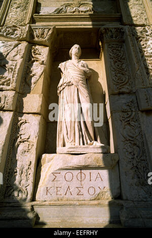 Türkei, Ephesus, Celsus-Bibliothek, Weisheitsstatue (Sophia) Stockfoto