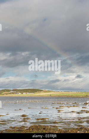 Regenbogen über den Moray Firth bei Alturlie in der Nähe von Inverness in Schottland. Stockfoto