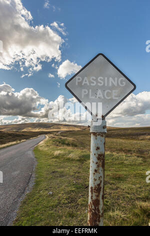 Passing Place Schild an der Straße durch Dava Moor in Schottland. Stockfoto