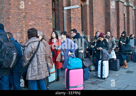 London, UK. 17. Januar 2015. Passagiere-Warteschlange außerhalb St. Pancras Station, London, England UK als es ist bekannt, dass alle Eurostar-Züge aufgrund eines Infrastruktur-Problems (nachher zu einem LKW-Brand bekannt) storniert werden im Eurotunnel. Bildnachweis: Julie Fryer/Alamy Live-Nachrichten Stockfoto