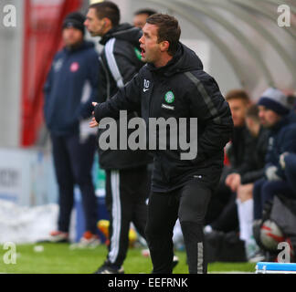 Hamilton, Schottland. 17. Januar 2015. Scottish Premier League. Hamilton Academical gegen Celtic. Ronny Deila fordert seine Mannschaft nach vorne Credit: Action Plus Sport/Alamy Live News Stockfoto