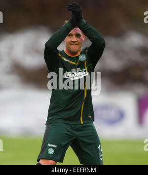 Hamilton, Schottland. 17. Januar 2015. Scottish Premier League. Hamilton Academical gegen Celtic. Kris Commons applaudiert den keltischen unterstützen Credit: Action Plus Sport/Alamy Live News Stockfoto