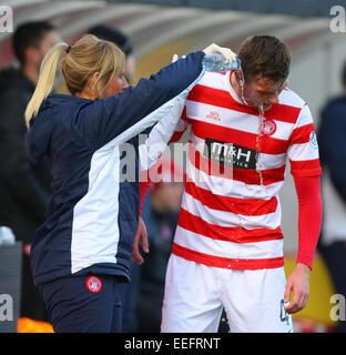 Hamilton, Schottland. 17. Januar 2015. Scottish Premier League. Hamilton Academical gegen Celtic. Mikey Devlin verlässt den Park für Kredite zu einem Kopf Wundversorgung: Action Plus Sport/Alamy Live News Stockfoto