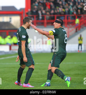 Hamilton, Schottland. 17. Januar 2015. Scottish Premier League. Hamilton Academical gegen Celtic. Adam Matthews feiert sein Tor mit Scott Brown Credit: Action Plus Sport/Alamy Live News Stockfoto