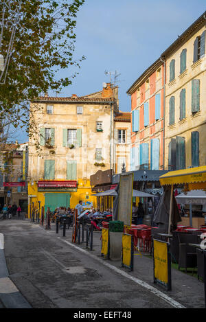 Cafés auf dem Forum Platz im Winter, Arles, Bouches-du-Rhône, Frankreich Stockfoto