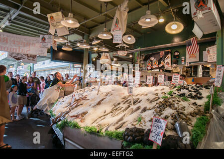 Fische werfen am Pike Place Fish Market, Seattle, USA Stockfoto