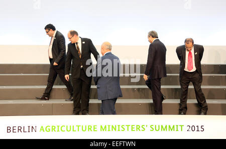 Berlin, Deutschland. 17. Januar 2015. Bundesminister für Landwirtschaft Christian Schmidt (2.v.l) und seine Kollegen aus anderen Ländern sammeln für ein Gruppenbild auf dem Landwirtschaftsminister Summit 2015 an das Auswärtige Amt in Berlin, Deutschland, 17. Januar 2015. Die Minister der Landwirtschaft treffen sich zum 7. Mal anlässlich der internationalen Grünen Woche. Foto: STEPHANIE PILICK/Dpa/Alamy Live News Stockfoto