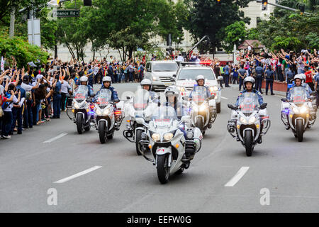 Intramuros, Manila, Philippinen, 16. Januar 2015. Die Blei-Fahrzeuge der Papst Francis Autokorso geht von Tausenden von Menschen, die stundenlang auf Freitag, 16. Januar 2015 einen Blick des Heiligen Vaters während seiner Apostolischen Reise auf die Philippinen zu gewartet haben. Bildnachweis: Tonyoquias/Alamy Live-Nachrichten Stockfoto