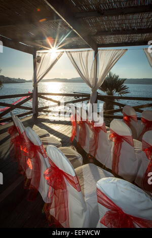 Hochzeit Veranstaltungsort Zeremonie Setup - rote Material / Blumen Stockfoto