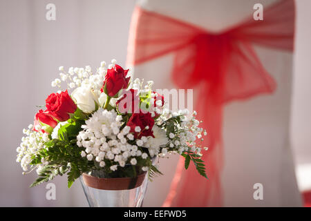 Hochzeit Veranstaltungsort Zeremonie Setup - rote Material / Blumen Stockfoto