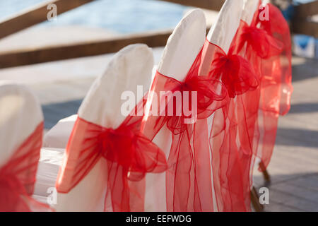 Hochzeit Veranstaltungsort Zeremonie Setup - rote Material / Blumen Stockfoto