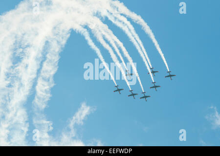 Bildung von Flugzeuge fliegen unisono auf der Athen Luftfahrtmesse, 2014, Griechenland Stockfoto