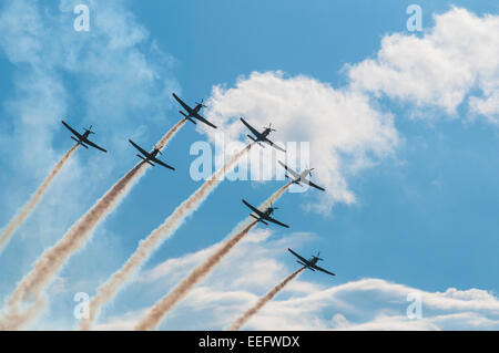 Bildung von Flugzeuge fliegen unisono auf der Athen Luftfahrtmesse, 2014, Griechenland Stockfoto