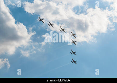 Bildung von Flugzeuge fliegen unisono auf der Athen Luftfahrtmesse, 2014, Griechenland Stockfoto
