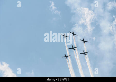 Bildung von Flugzeuge fliegen unisono auf der Athen Luftfahrtmesse, 2014, Griechenland Stockfoto