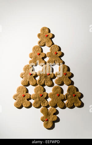 Urlaub Gingerbreadman Cookie Weihnachtsbaum mit roten Zuckerherzen Stockfoto