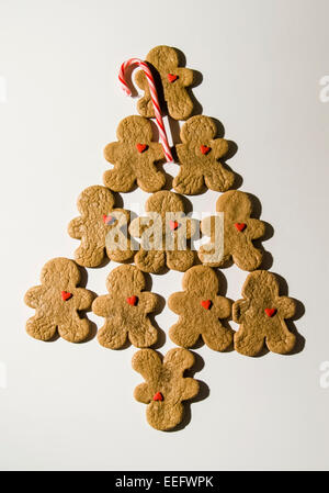 Urlaub Gingerbreadman Cookie Weihnachtsbaum mit roten Zuckerherzen und Candycane Stockfoto