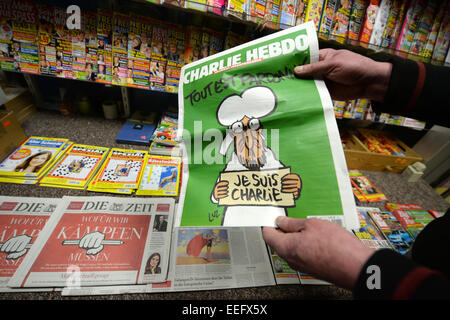 Freiburg, Deutschland. 17. Januar 2015. ILLUSTRATION - ein Mann hält eine Ausgabe der französischen satirischen Zeitschrift "Charlie Hebdo" an einem Kiosk in Freiburg, Deutschland, 17. Januar 2015. Der Kiosk erhalten zwei Ausgaben. Insgesamt 25 Ausgaben des Magazins wurden geschickt, um größere Freiburg. Laut der Presse Großhändler waren Vorbestellungen des Magazins in die Mitte des Triple-Ziffern. Foto: PATRICK SEEGER/Dpa/Alamy Live News Stockfoto