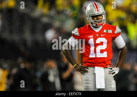 Ohio State quarterback Cardale Jones (12) während pregame Poloshirt vor den Buckeyes spielen die Oregon Ducks in der College Football Playoff-Meisterschaft im AT&T Stadium Montag, 12. Januar 2015, in Arlington, Texas. Stockfoto