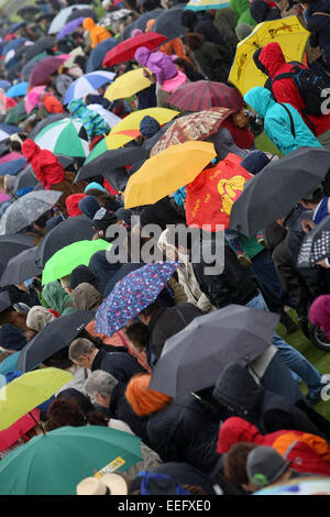 Hoppe Garten, Deutschland, Menschen stehen bei schlechtem Wetter unter ihren Regenschirmen Stockfoto