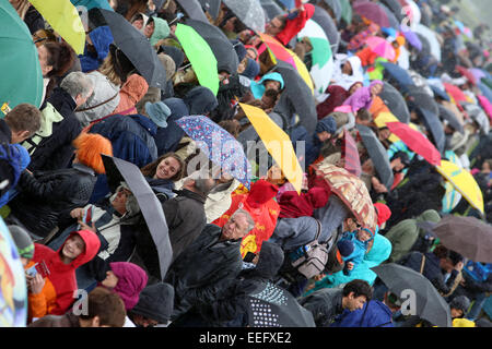 Hoppe Garten, Deutschland, Menschen stehen bei schlechtem Wetter unter ihren Regenschirmen Stockfoto