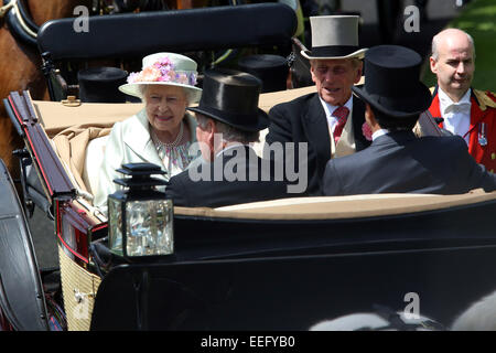 Royal Ascot, königliche Prozession. Queen Elizabeth die zweite und Prinz Philip kommen an der Galopprennbahn Stockfoto