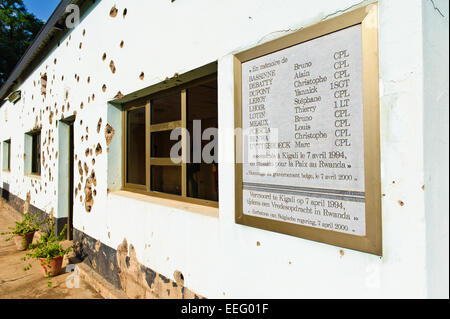 Eine Platte mit den Namen der zehn belgischen UNO-Soldaten, ermordet in dieser Baracke. Camp Kigali Memorial. Kigali, Ruanda. Stockfoto