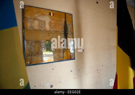 Eine Platte mit den Namen der zehn belgischen UNO-Soldaten, ermordet in dieser Baracke. Camp Kigali Memorial. Kigali, Ruanda. Stockfoto