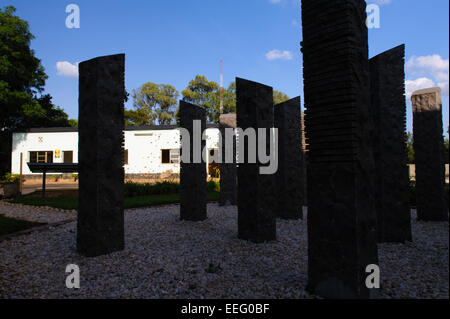 Säulen an der Camp-Kigali-Genozid-Denkmal repräsentieren die zehn Belgien UN-Kommandos, die ihr Leben verloren. Camp Kigali Memorial Stockfoto