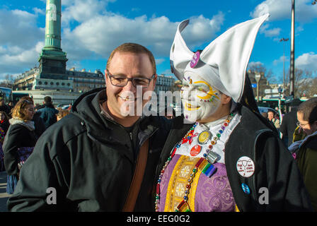 Paris, Frankreich, Divers French Groups, feministische Demonstration, amerikanischer LGBTQ-Aktivismus, Lehrer posiert mit Transvestit in Nuns Kostüm, Queer Aktivismus PORTRÄT VON KERL AUF DER STRASSE Stockfoto