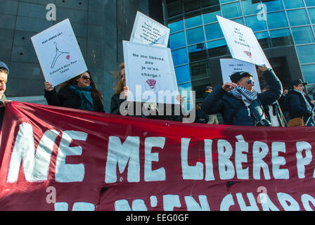 Paris, Frankreich, französische Gruppen, feministische Demonstration zu Ehren des 40th. Jahrestages der Legalisierung des Abtreibungsgesetzes, Halten von Protestbannern und -Zeichen, Pro-Choice-Kundgebung Stockfoto