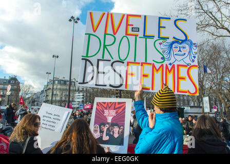 Paris, Frankreich, Divers French N.G.O.'s Groups, feministische Demonstration zu Ehren des 40th. Jahrestages der Legalisierung des Abtreibungsgesetzes, Durchführung eines französischen Protestplakers 'Long Live Women's Rights' für Abtreibungsaktionen Stockfoto