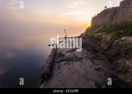 schönen Sommer Landschaft nebliger Morgen auf den Fluss und die Wolken spiegeln sich in Wasser Stockfoto