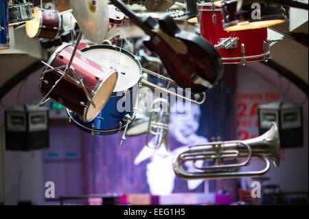 Musikinstrumente, die an der Decke im Sudhaus Pub Cardiff Stockfoto