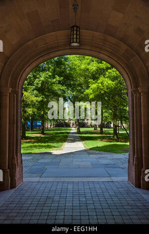 Der alte Campus gesehen durch einen Torbogen in Vanderbilt Hall, Yale University, New Haven, Connecticut, USA Stockfoto