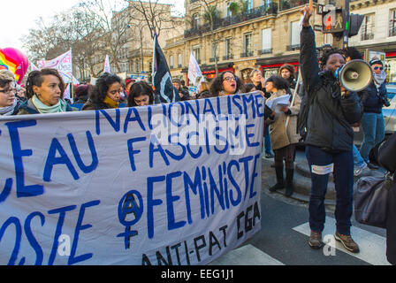 Paris, Frankreich, französische N.G.O.-Gruppen, feministische Demonstration zu Ehren des 40. Jahrestages der Legalisierung des Abtreibungsgesetzes, Anti-Faschismus-Frauen, die Banner "pro-Choice"-Frauenrechte halten, Protestkundgebung, Demo-Megaphon Stockfoto