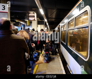 Gatwick Flughafen, London, Vereinigtes Königreich. 17. Januar 2015. Südlichen Bahn Chaos. Der gestörten Southern Rail Line wurde in mehr Chaos heute wie eine Signalisierung an den drei Brücken zur gleichen Zeit Fehler wie Maschinenfabrik, auf der Linie stattfanden geworfen. Reisende von London an die Südküste zu versuchen mussten mindestens 3 Züge nutzen, bevor man einen Schiene Ersatz-Bus-Service. Bilder zeigen Gedränge am Flughafen Gatwick versuchen, einen Weg finden, ihre Reise fortzusetzen. Bildnachweis: JEP News/Alamy Live-Nachrichten Stockfoto