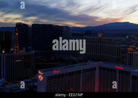 Las Vegas Strip und die Berge in der Dämmerung aus dem High Roller Stockfoto