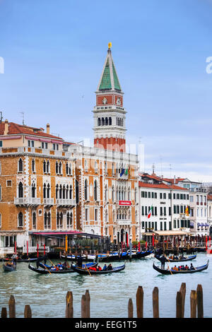 Gondeln mit Touristen segeln durch den Canal Grande mit Blick auf die St Mark Glockenturm Campanile in Venedig, Italien. Stockfoto