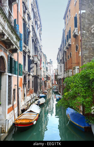 Eine Ansicht von leeren Boote parkte neben Gebäuden in einem Wasserkanal in Venedig, Italien. Stockfoto