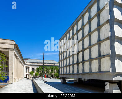 Die Beinecke Bibliothek mit Commons und Gedächtnishalle hinter Hewitt Viereck, Yale University, New Haven, Connecticut, USA Stockfoto