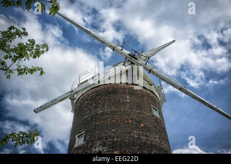 Blickte zu Segel der alten Buckenham Windmühle, Norfolk Stockfoto