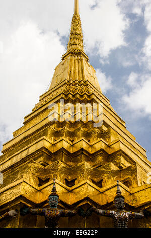 Schön verzierte goldene Stupa am Wat Phra Kaew Teil des Grand Palace in Bangkok, Thailand Komplex. Stockfoto
