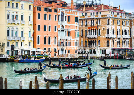 Ein Blick auf Gondeln mit Touristen fahren durch einen Wasserkanal in Venedig, Italien. Stockfoto