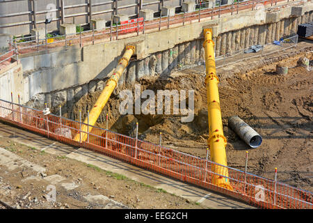 Hydraulische Eckversteifungen, die während der Fundamentarbeiten im Untergeschoss auf der Baustelle London England UK auf stapelweise Stützmauern platziert wurden Stockfoto