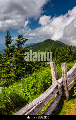 Zaun und Ansicht der Appalachen von Mount Mitchell in North Carolina. Stockfoto