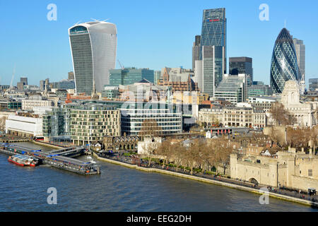 Tower Pier & River Themse mit Skyline von London „Walkie Talkie“, „Käsereibe“ und „Gherkin“ Moderne Wolkenkratzer und Wahrzeichen England Großbritannien Stockfoto