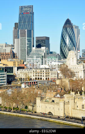 Themse und Tower von London mit der Londoner City Skyline einschließlich der neuen Leadenhall Cheesegrater Gebäude und The Gherkin England Großbritannien Stockfoto