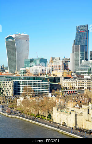 Blick von oben nach unten schaut Themse und Tower von London City of London Skyline einschließlich Walkie Talkie & Leadenhall Cheesegrater Gebäude England Stockfoto